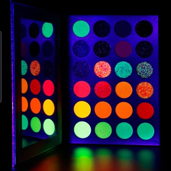 DBAA glow in the dark eyeshadow palettes - Picture 6 of 7